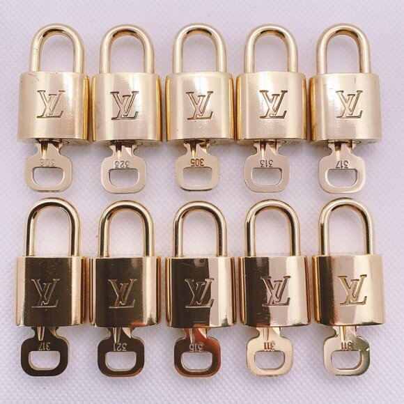 100% Authentic Louis Vuitton Shiny Gold 1 Lock and 1 Key Excellent Condition - Picture 1 of 9
